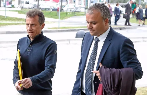 Cesare Ghilardi (levo) v družbi z odvetnikom Janezom 
Starmanom ob prihodu na predobravnavni narok maja letos.