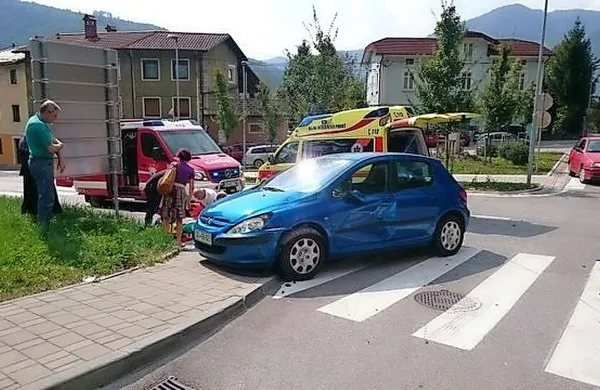 Motoristu je z avtom prekrižal pot