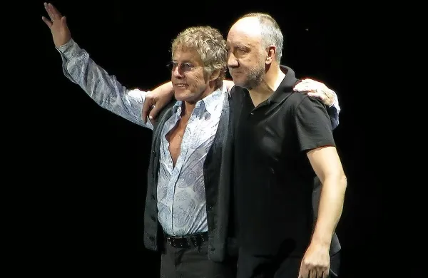 Kitarist Pete Townshend  (desno) in  pevec Roger Daltrey sta 
edina še živa ustanovna člana skupine The Who.