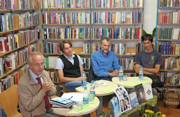 V komenski knjižnici se je  (z leve) Edvard Kovač pogovarjal z 
nominiranci Robertom Simoniškom, Draganom Petrovcem in 
Juretom Jakobom. Manjkala je le Stanislava Chrobakova 
Repar. 