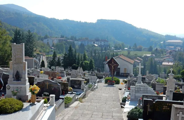 Ilirskobistriško pokopališče se ponaša z bogato arhitekturo. 
Kipa, ki bi ga daroval  Igor Štemberger, pa na njem ne bo.  