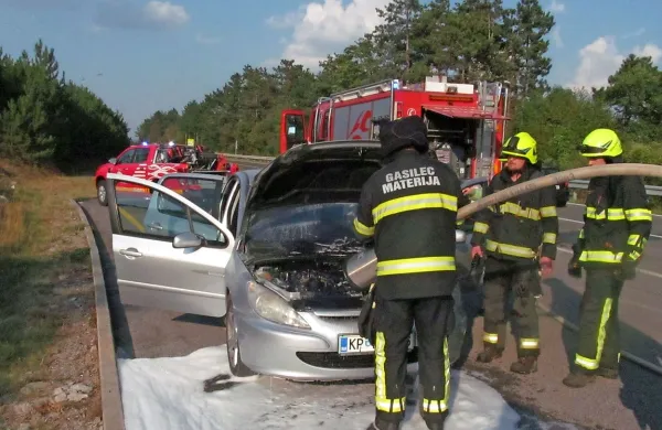 Vozniki in gasilci so  rešili   peugeota, ki je zagorel nad 
Kozino.