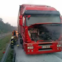 Na avtocesti pred odcepom za Unec so postojnski gasilci 
dokončno  pogasili goreči tovornjak.