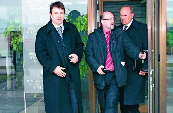 Nekdanja poslanca SNS Srečko Prijatelj in Zmago Jelinčič 
Plemeniti sta Darka Vilerja (v ozadju desno) spremljala na 
sojenju v Kopru. 