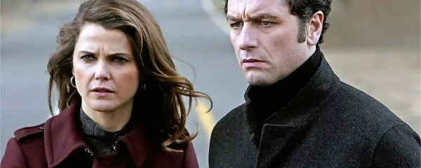 Kerri Russell in Matthew Rhys blestita v glavnih vlogah KGB 
agentov na ameriških tleh.