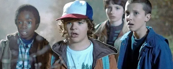 Prijatelji izginulega Willa Byersa zelo spominjajo na četverico glavnih junakov v atipični mojstrovini Stephena 
Kinga Ostani z mano. Eleven (skrajno desno) pa zelo spominja na glavni lik iz  Kingove mojstrovine Carrie.