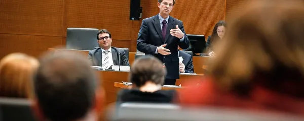 Premier Miro Cerar bo moral v prihodnjih tednih in mesecih 
pogosto  zagovarjati svoje ministre in vladne projekte v 
državnem zboru.