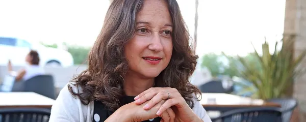 Muriel Barbery je trenutno razpeta med predstavitve prevodov svojega tretjega romana in pisanjem nadaljevanja 
mistične, pravljične knjige, ki bo bralcem prinesla vilince v 
vsem njihovem sijaju.   