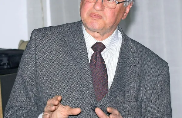 Kriti&scaron;ko pero za življenjsko delo profesorju   Stanetu Berniku