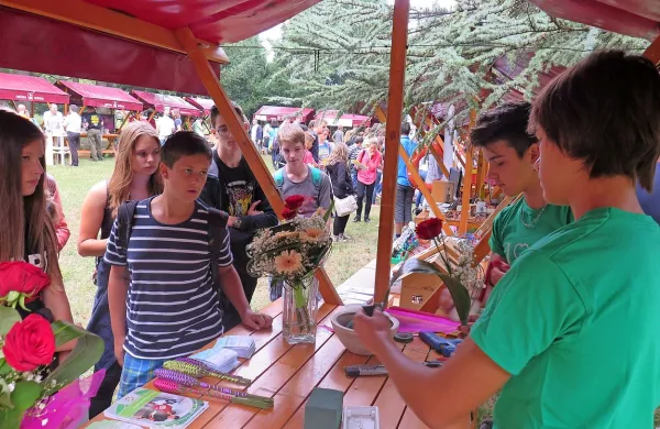  180 učencem petih kraških šol se  je včeraj na 18 stojnicah  
predstavilo osem srednješolskih centrov, sežanska višja šola,  
zavod za zaposlovanje in različni mojstri. Učenci so se 
preskusili tudi v kvizu in obiskali podjetja  Hrpeljah oziroma  
Imas  v Sežani. 

 