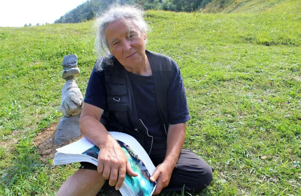 Zlato Rudolf s svojimi načrti sanjskih organskih stavb med 
kamnitimi možici.
