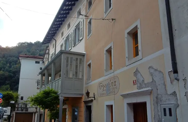 Občina bo prostore  za knjižnico najela od nekdanje podžupanje in vodje društva, ki s krajevno knjižnico upravlja. Tudi to, 
poleg cene,  gre v nos nekaterim svetnikom. 