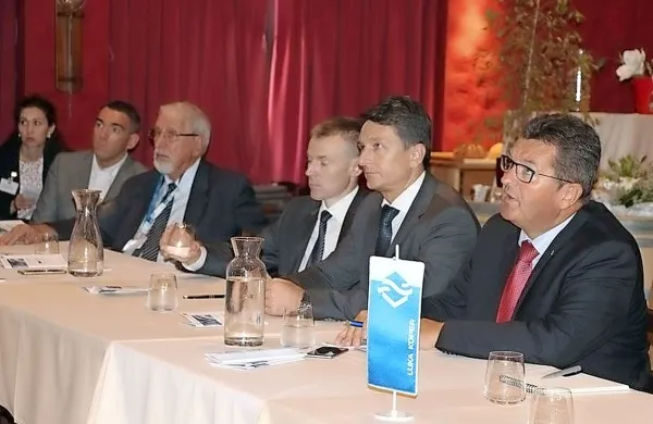  V Luki Koper  so včeraj gostili močno gospodarsko delegacijo 
vodilnih bavarskih podjetij, tudi iz logistike in avtomobilske 
industrije, ki jo je pripeljala Slovensko-nemška gospodarska 
zbornica in jo vodi bavarski državni sekretar na ministrstvu za 
gospodarstvo Franz Josef Pschierer (prvi z desne). 