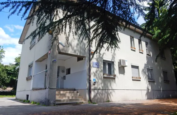 Ministrstvo za notranje zadeve bo 5. oktobra na javni dražbi  
poskušalo prodati stavbo policijske postaje v Šempetru.