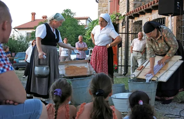 Utrinek z lanskoletnega Librisovega narečnega večera na 
Tinjanu.