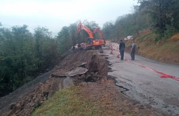 Na cesti Kasovlje-Brje pred odcepom za zaselek Kodrovi se 
je zaradi močnih padavin ponoči vsul plaz.