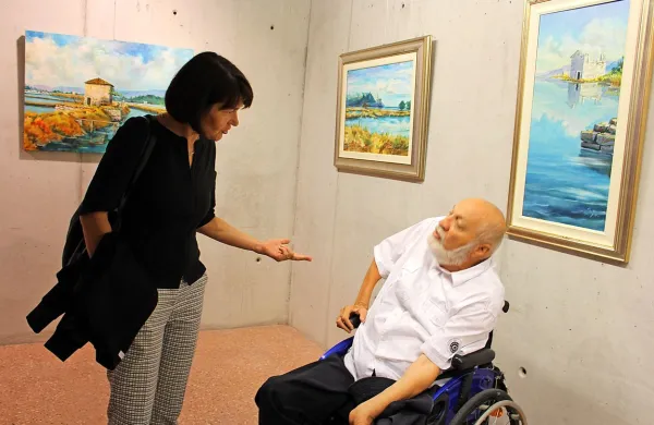  Vojko Gašperut - Gašper z Anamarijo Stibilj Šajn pred odprtjem razstave v galeriji 
sv. Barbare.