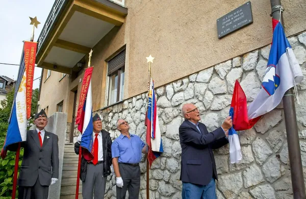 Spominsko ploščo dr. Francu Ambrožiču je na domači hiši 
odkril njegov sin Franc Ambrožič - Aci.