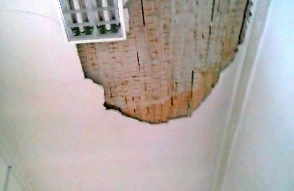 Odpadli omet je razkril dotrajanost stropa. 