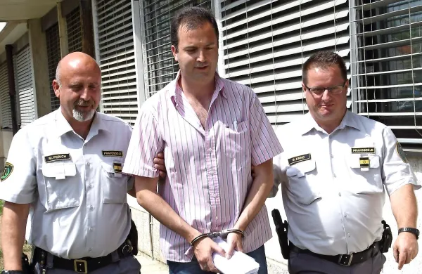 Šempetrca Iztoka Komparo bodo pravosodni policisti na 
ponovno sojenje vozili iz pripora.