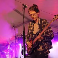 Svojo glasbo mladi Ljubljančani opisujejo kot garage psych 
pineapple pop.