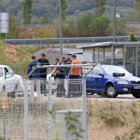 Na bencinski črpalki Agip v Ajdovščini se je okrog 10. ure 
zgodilo streljanje, v katerem sta umrli dve osebi.