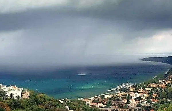Med sobotno nevihto se je okoli 10.30 na morju pred 
Barkovljami pojavil nenavaden vrtinec.