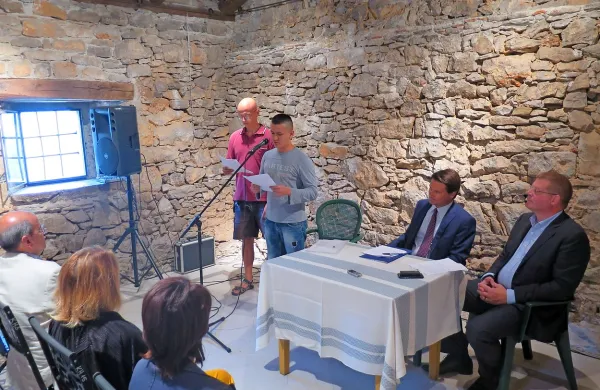 V kraški hiši v Repnu je Taj Mohamad Chagataj predstavil svoje pesmi.