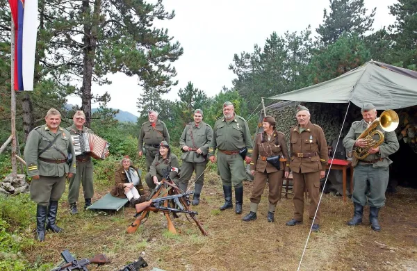 Zajeli osumljence, re&scaron;ili talca in pokazali voja&scaron;ke tabore (foto)