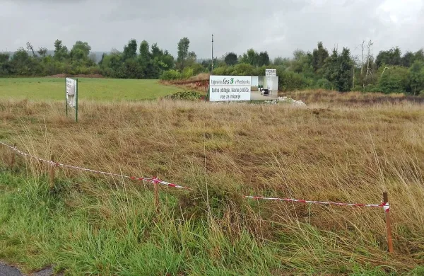 Nesojeno obrtno cono na Prestranku že skoraj desetletje 
prerašča trava in grmovje, saj podjetniki svojih načrtov tukaj 
niso mogli uresničiti.