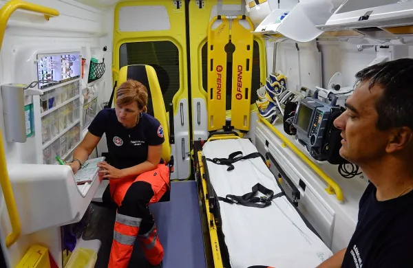 “To vozilo je ambulanta v malem,” sta zadovoljna višja 
medicinska sestra Tina Furlan in medicinski tehnik Samo 
Milanič.