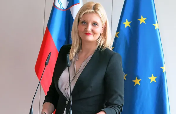 Notranja ministrica Vesna Györkös Žnidar očitke glede 
obravnave prosilcev za azil označuje za nesprejemljive.