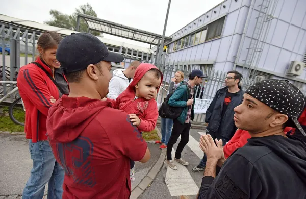 Begunci protestirajo pred azilnim domom