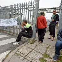 Begunci protestirajo pred azilnim domom