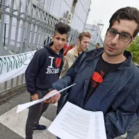 Begunci protestirajo pred azilnim domom