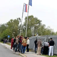 Begunci protestirajo pred azilnim domom