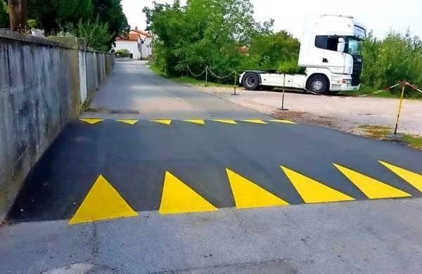V &Scaron;marjah  so namestili hitrostno oviro
