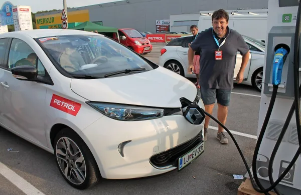 Varnostni avto  na reliju je prvič poganjala elektrika, za 
volanom pa je bil koprski testni voznik Željko Purgar.