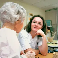  V celovitem postopku zdravljenja bi v timu moral sodelovati 
tudi klinični psiholog in včasih tudi psihiater, opozarja slovensko združenje L&L.  