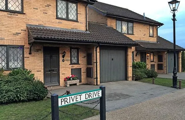 Znana zgodba o mladem čarovniku ima precej velik krog 
oboževalcev, ki si lahko sedaj za 475.000 britanskih funtov 
oziroma malo več kot 550.000 evrov kupijo hišo, v kateri so 
snemali filmske prizore iz knjige o Harryju Potterju.