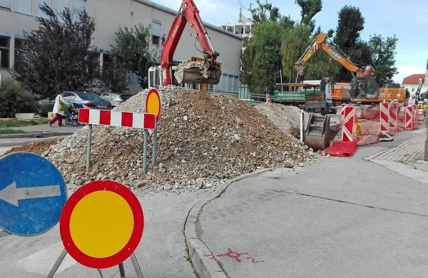 Na več gradbiščih v obeh občinah potekajo izkopi, polaganje 
vodovodnih cevi in zasipavanje jarkov. Na fotografiji so dela 
pred pošto v središču Postojne. 