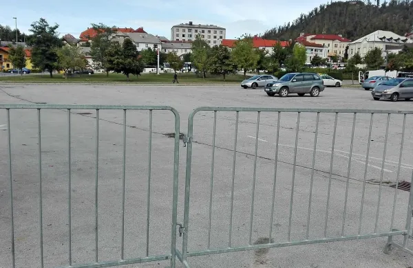  Čeprav so v podjetju Batagel & Co. povedali, da bodo parkirišča potrebovali za svoje 
potrebe oziroma potrebe Postojnske jame (ki je v večinski lasti družbe Batagel & Co.),   je to 
v glavnem prazno. 



