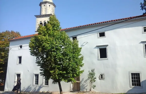 Na templjarski hiši v Lokvi so naredili fasado in ji vgradili nove 
jerte, kmalu bodo namestili še okna in vrata ter uredili njeno 
okolico. Za dokončanje notranjosti pa še ni znano, kdaj in 
kako bosta občina in krajevna skupnost zagotovili denar. 