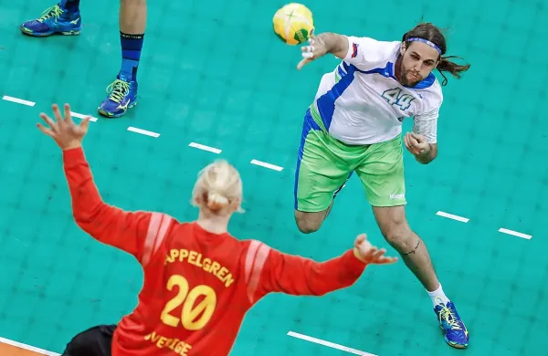 Slovenski reprezentant Dean Bombač bo v ligi prvakov tresel 
mreže za branilce lovorike iz Kielc. 