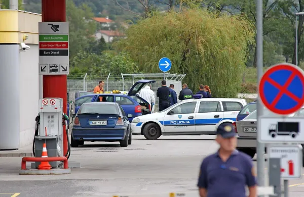 V nedeljo dopoldne so na bencinskem servisu Agip v 
Ajdovščini odjeknili trije streli.