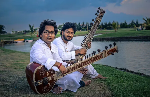 V Kulturnem domu Nova Gorica bosta jutri nastopila tudi sitarista Rohan 
Dasgupta in Deepshankar Bhattacharjee.  