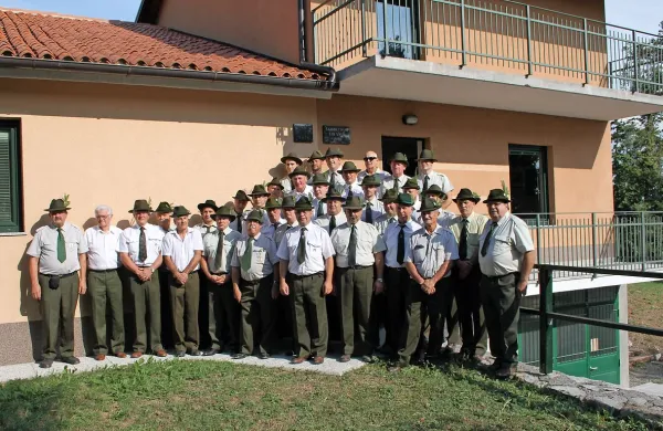 Lovska družina Vrhe šteje 38 članov. 50-letnico so skupaj z 
Vrhovci proslavili ob lovskem domu na Ocinci, ki ga gradijo že  
več let. 