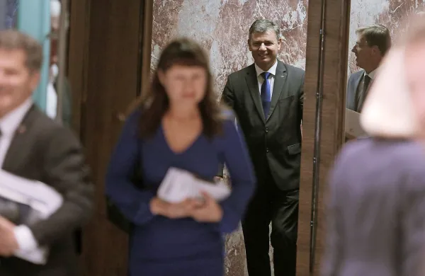 Minister za infrastrukturo Peter Gašperšič je uspešno prestal 
interpelacijo.