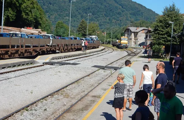 S sodobno varnostno napravo bi avtovlak  s tretjega zavil na prvi tir in se izognil manevriranju. 
To je treba prioritetno urediti, poudarjajo tudi v operativni iniciativi.