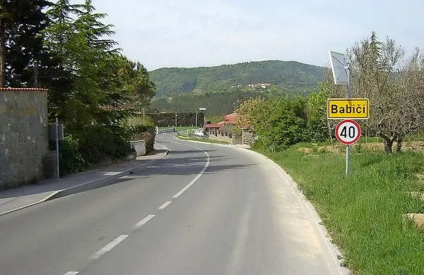 Včeraj zvečer so policisti v Babičih pridržali  moškega, ki je 
pijan kričal, grozil in sosedu poškodoval balkon, kolo in 
nadstrešek.